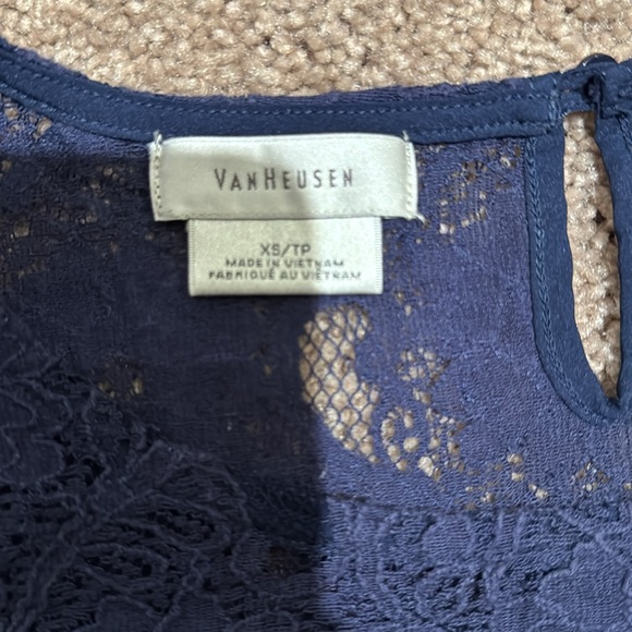 💜 3 for $10 Van Heusen Navy Lace Blouse - Picture 2 of 3